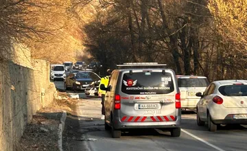 Čelná zrážka pod lomom smerom do Kostolian: Vodička narazila autom do kamenného múra