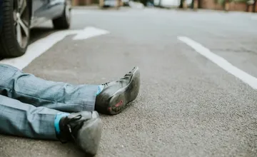 Lieky zapil alkoholom a potom skolaboval v strede cesty. Košickým policajtom sa priznal, že chcel zomrieť