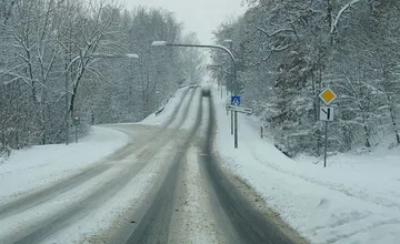 Zasnežené cesty robia vodičom problémy, v Košiciach sa zdržíte v kolónach, hlásite aj nehody