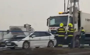 VIDEO: Na výpadovke sa zrazilo osobné auto so smetiarskym, hlásite tu rozsiahle kolóny 