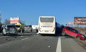 Hromadná zrážka autobusu a šiestich áut pri vjazde do Košíc, na mieste sú zranení, úsek bol dlhú dobu  neprejazdný