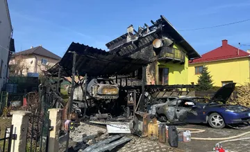 FOTO: Hasiči bojovali s požiarom domu v Margecanoch, chytil sa z horiacej garáže. Jeden chlapec mal skončiť v nemocnici