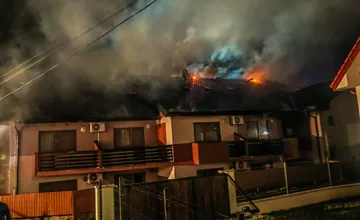 FOTO+VIDEO: Známy penzión na Zemplínskej Šírave pohltili plamene, horieť zrejme začalo v saune