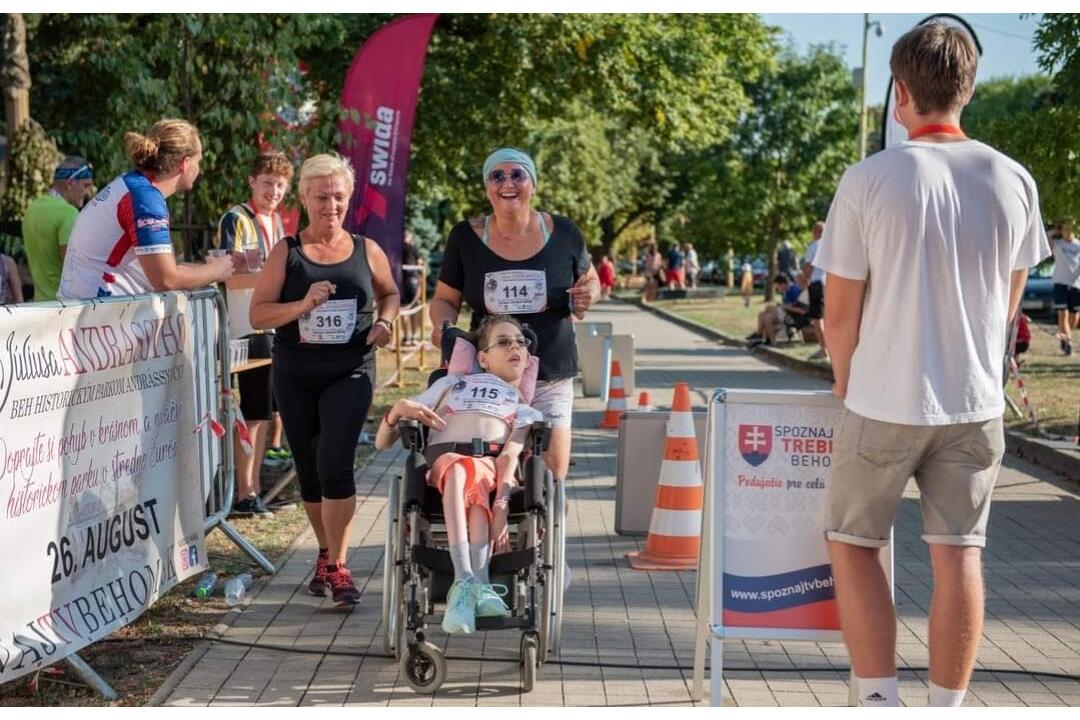 FOTO: Ťažko zdravotne postihnutá Katka zdoláva so svojou mamou Ľubkou bežecké výzvy, foto 1