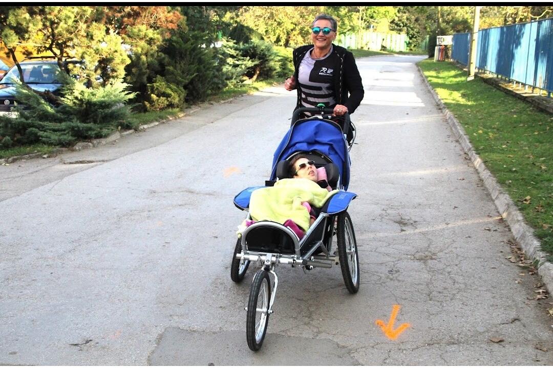 FOTO: Ťažko zdravotne postihnutá Katka zdoláva so svojou mamou Ľubkou bežecké výzvy, foto 13