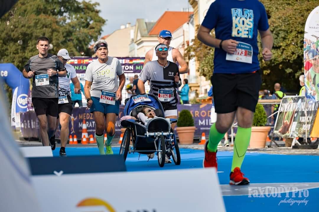 FOTO: Ťažko zdravotne postihnutá Katka zdoláva so svojou mamou Ľubkou bežecké výzvy, foto 24