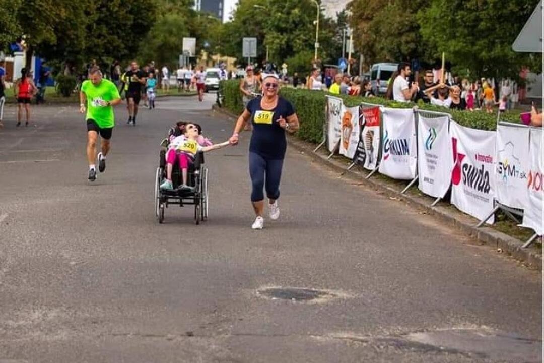 FOTO: Ťažko zdravotne postihnutá Katka zdoláva so svojou mamou Ľubkou bežecké výzvy, foto 28