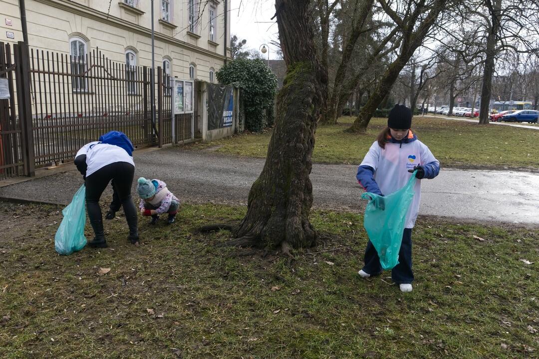 FOTO: Ukrajinskí dobrovoľníci sa pustili do upratovania Košíc, foto 1