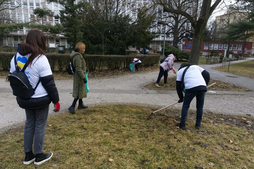 FOTO: Ukrajinskí dobrovoľníci sa pustili do upratovania Košíc, foto 7