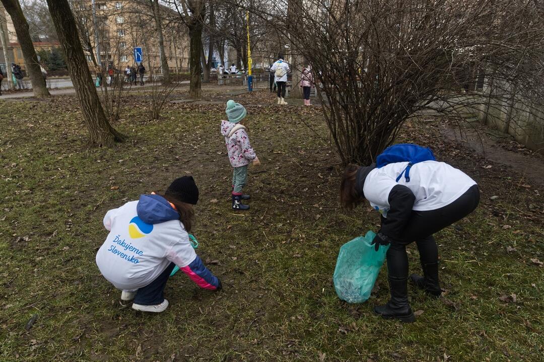 FOTO: Ukrajinskí dobrovoľníci sa pustili do upratovania Košíc, foto 8