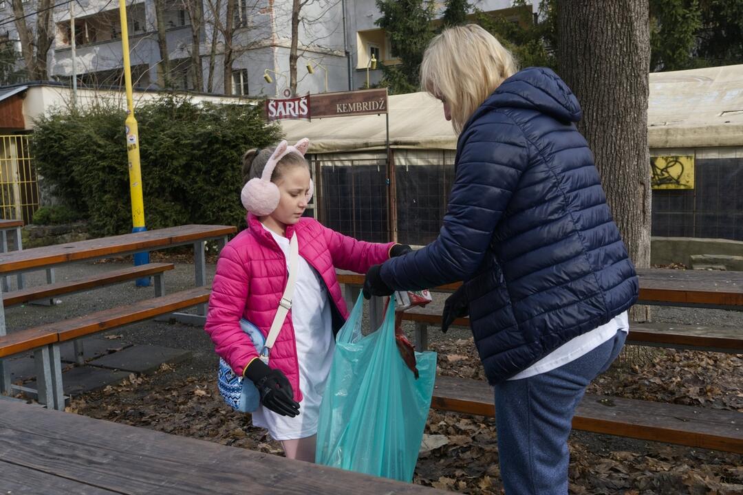 FOTO: Ukrajinskí dobrovoľníci sa pustili do upratovania Košíc, foto 9