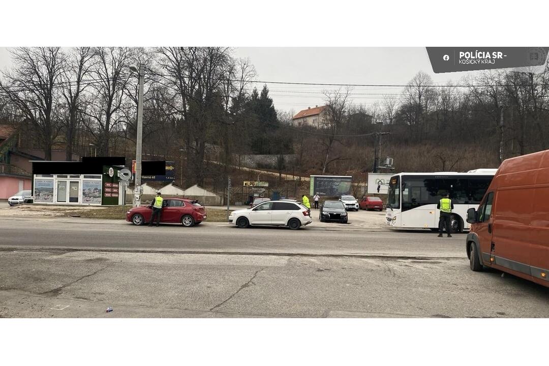 FOTO: Policajti zablokovali výjazdy z mesta a vo veľkom robili dychové skúšky, foto 5