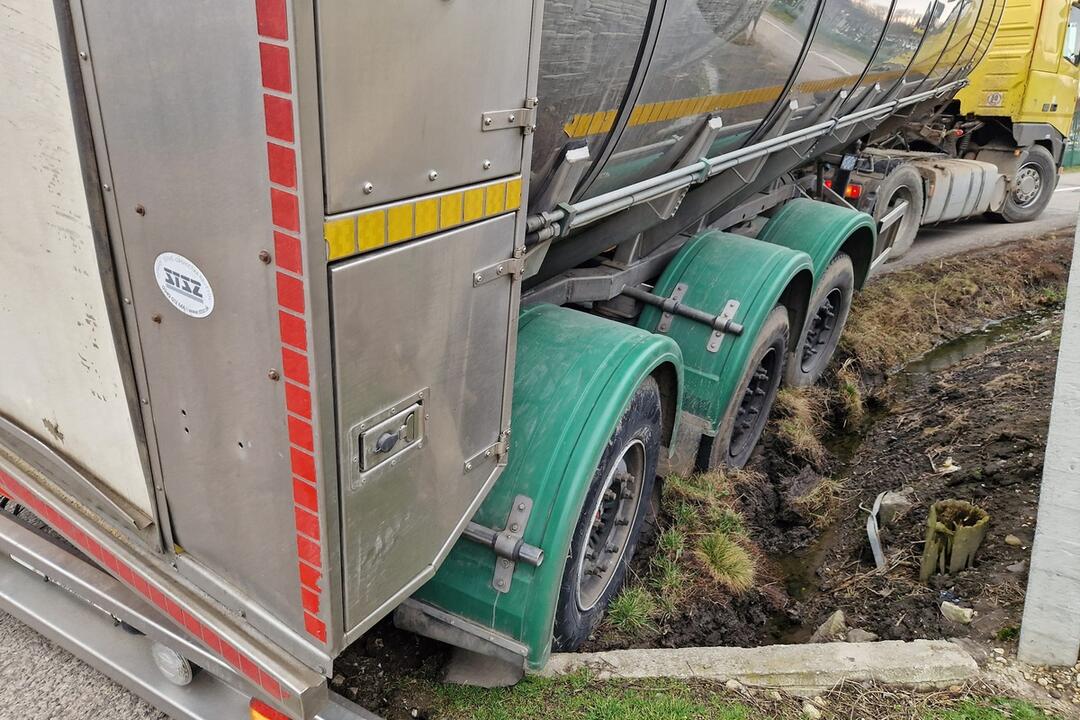 FOTO: V Jastrabom pri Michalovciach zapadla cisterna do kanála, foto 1