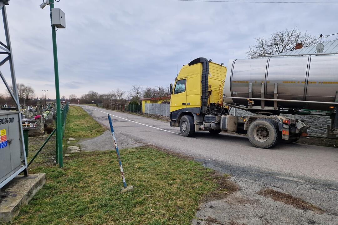 FOTO: V Jastrabom pri Michalovciach zapadla cisterna do kanála, foto 2