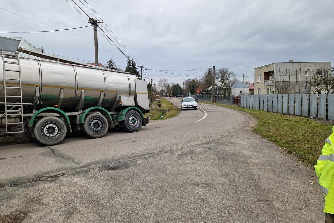 FOTO: V Jastrabom pri Michalovciach zapadla cisterna do kanála, foto 3