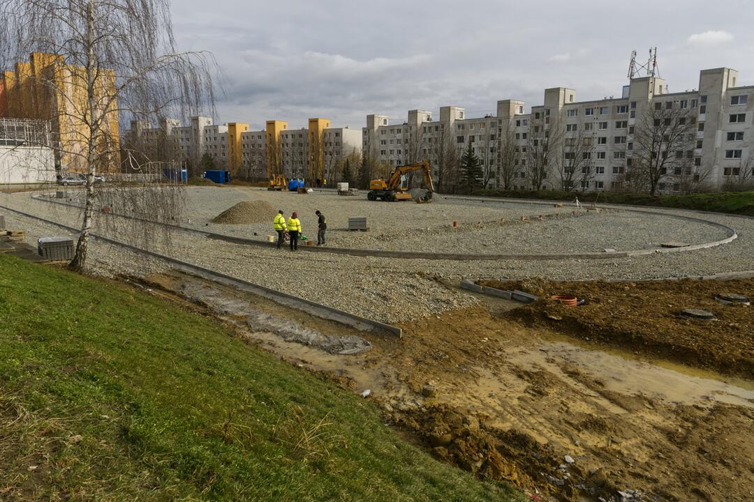 FOTO: Práce na športovisku pri Základnej škole Starozagorská, foto 8