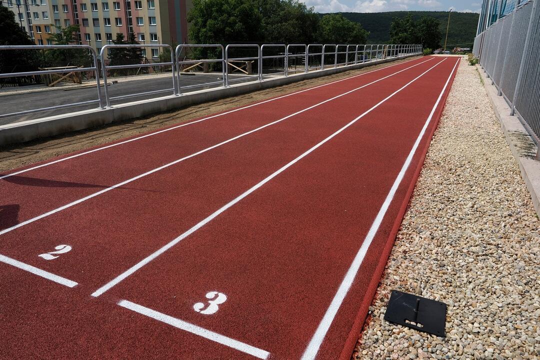 FOTO: Budúce workoutové ihrisko a bežecká dráha pri Základnej škole Janigova, foto 1