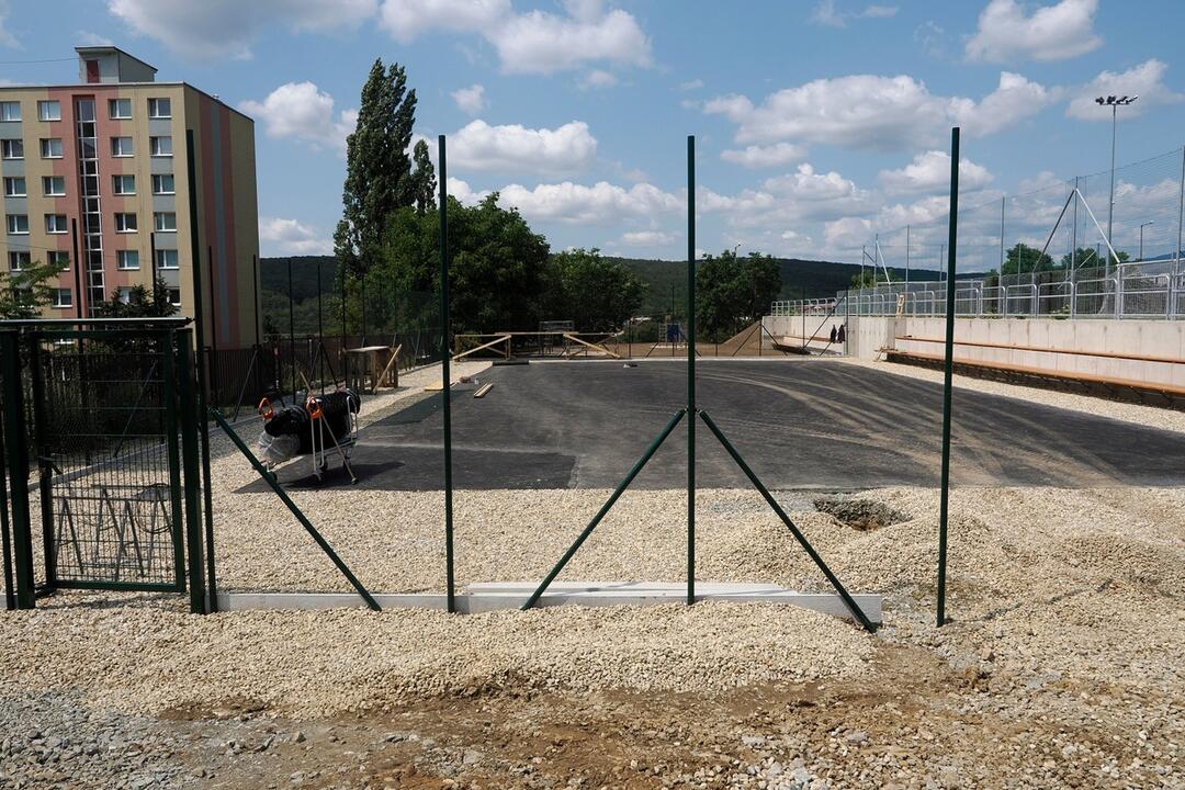 FOTO: Budúce workoutové ihrisko a bežecká dráha pri Základnej škole Janigova, foto 5