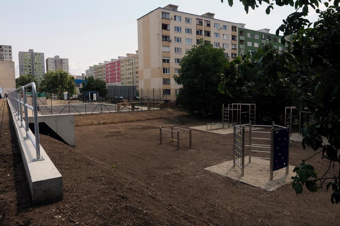 FOTO: Budúce workoutové ihrisko a bežecká dráha pri Základnej škole Janigova, foto 7