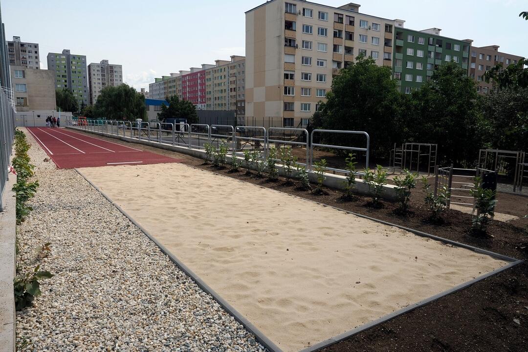 FOTO: Budúce workoutové ihrisko a bežecká dráha pri Základnej škole Janigova, foto 9