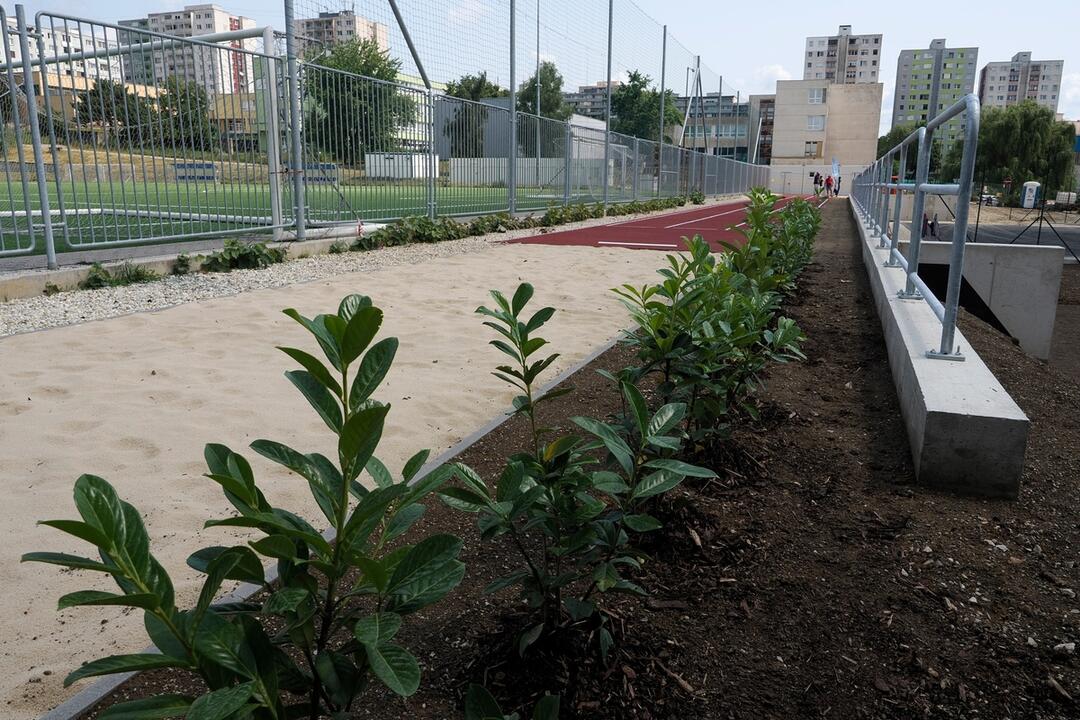 FOTO: Budúce workoutové ihrisko a bežecká dráha pri Základnej škole Janigova, foto 10