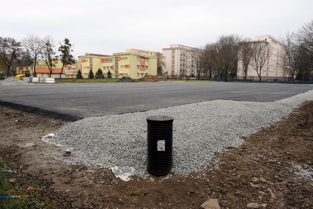 FOTO: Práce na ihrisku v areáli Gymnázia Park mládeže, foto 5