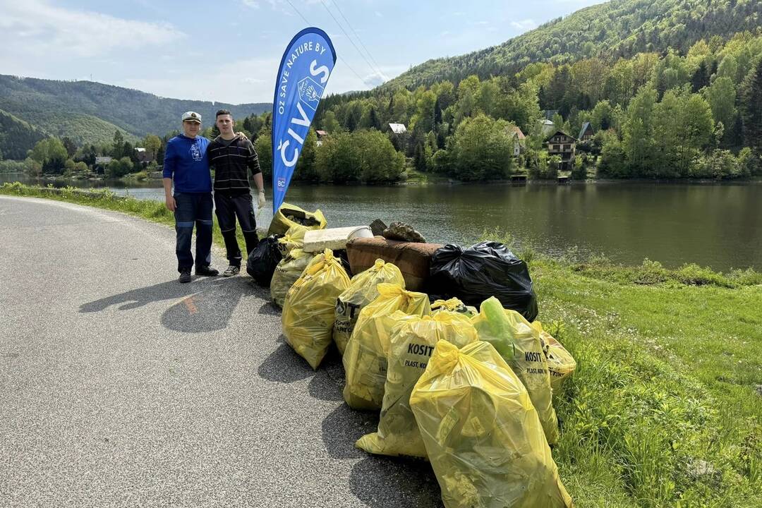 FOTO: Veľká upratovacia akcia na Ružíne. Vyzbierali tri tony odpadu, foto 2