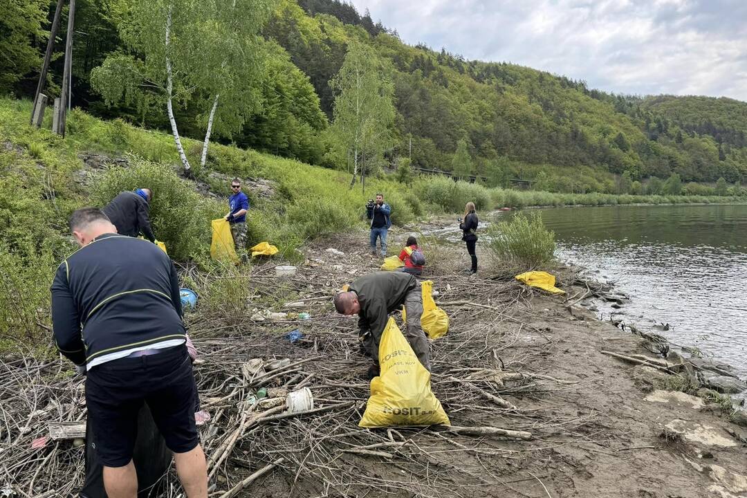 FOTO: Veľká upratovacia akcia na Ružíne. Vyzbierali tri tony odpadu, foto 6