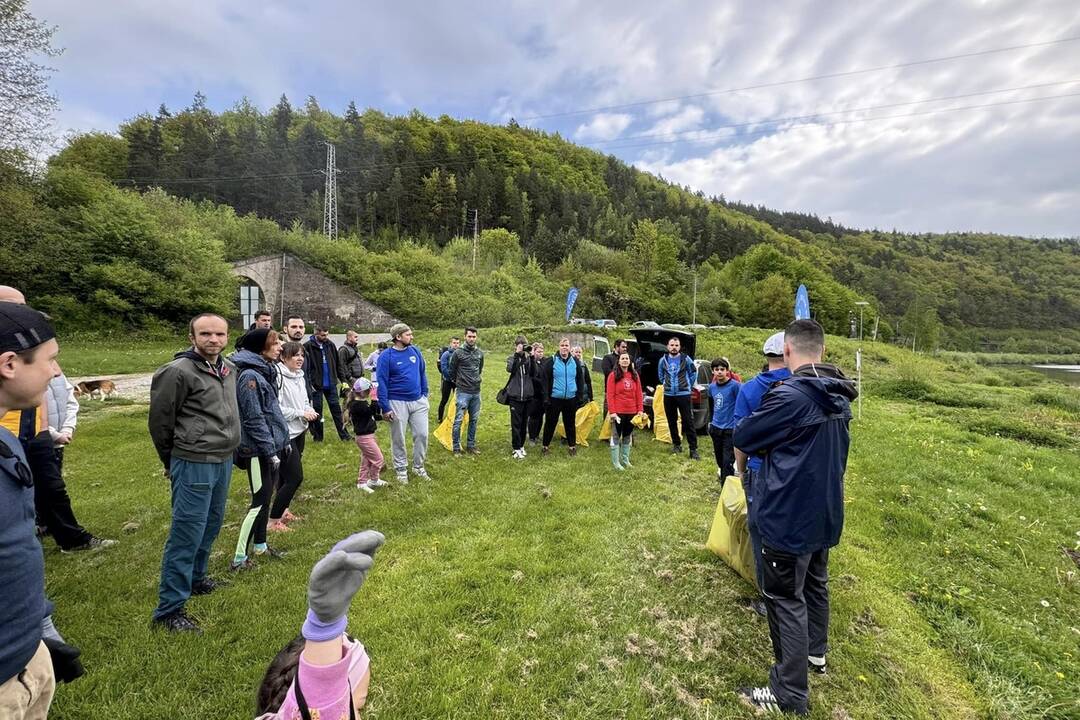 FOTO: Veľká upratovacia akcia na Ružíne. Vyzbierali tri tony odpadu, foto 1