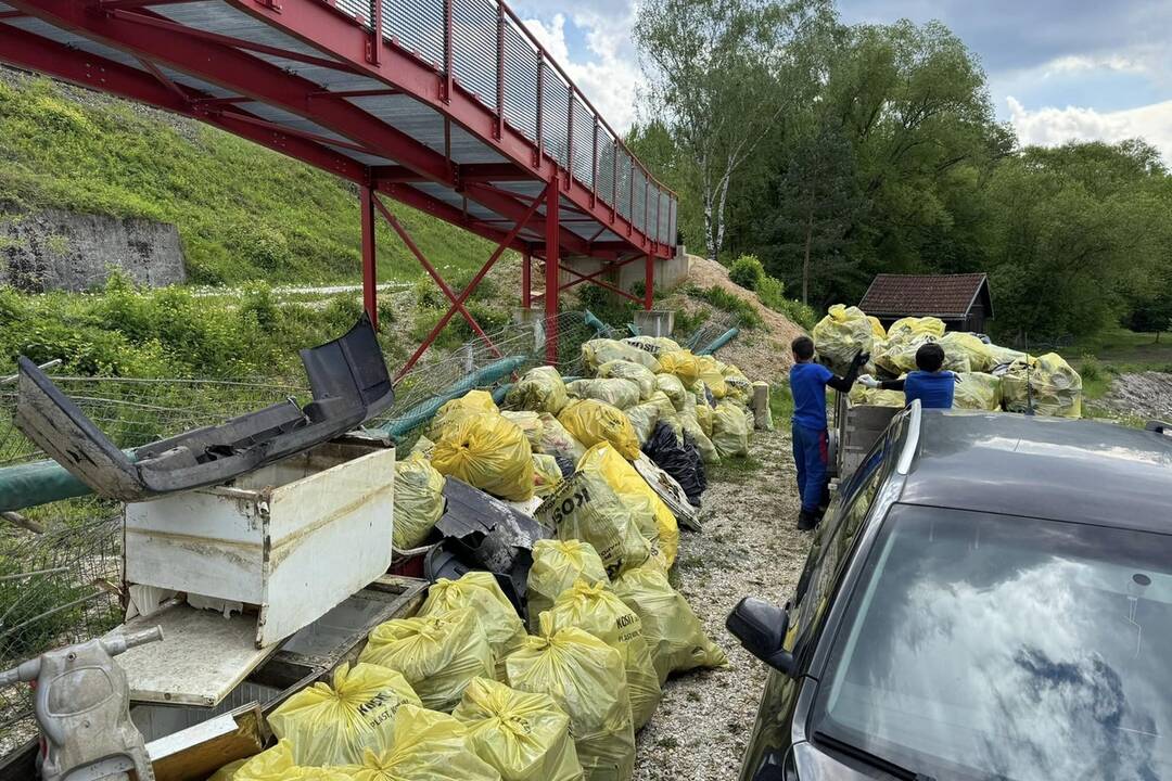 FOTO: Veľká upratovacia akcia na Ružíne. Vyzbierali tri tony odpadu, foto 7