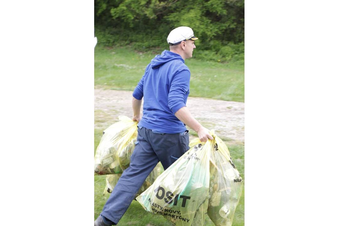 FOTO: Veľká upratovacia akcia na Ružíne. Vyzbierali tri tony odpadu, foto 10