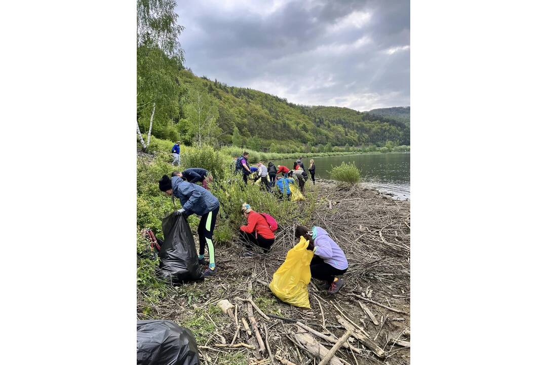 FOTO: Veľká upratovacia akcia na Ružíne. Vyzbierali tri tony odpadu, foto 12