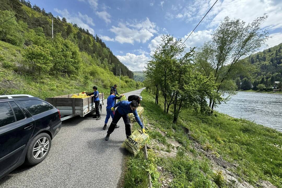 FOTO: Veľká upratovacia akcia na Ružíne. Vyzbierali tri tony odpadu, foto 20