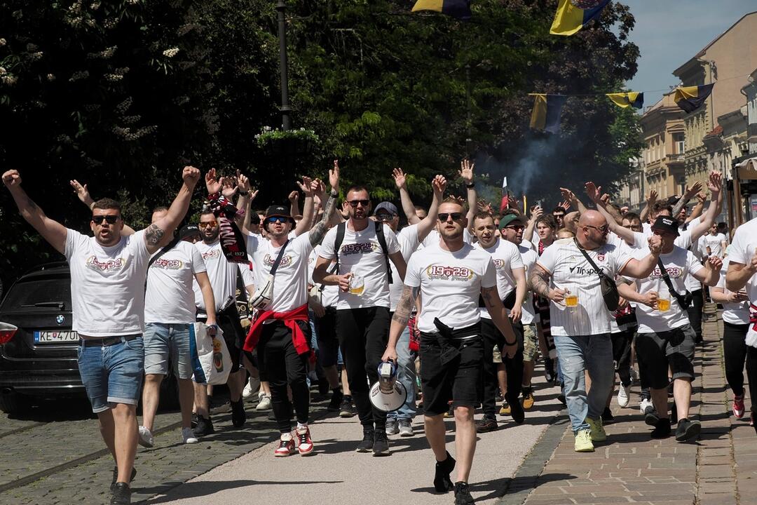 FOTO: Futbaloví fanúšikovia zahltili Košice, foto 2