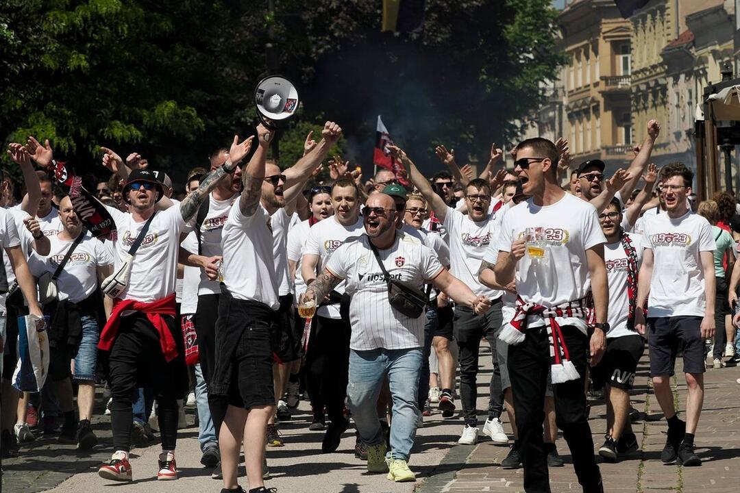 FOTO: Futbaloví fanúšikovia zahltili Košice, foto 1