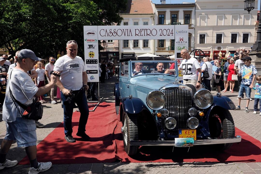 FOTO: Retro atmosféra na Hlavnej ulici. Zaplnili ju dobové veterány, foto 14