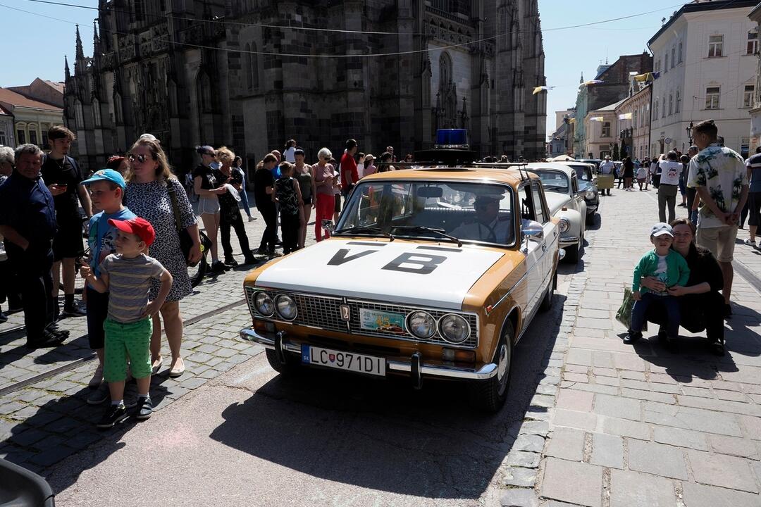 FOTO: Retro atmosféra na Hlavnej ulici. Zaplnili ju dobové veterány, foto 22