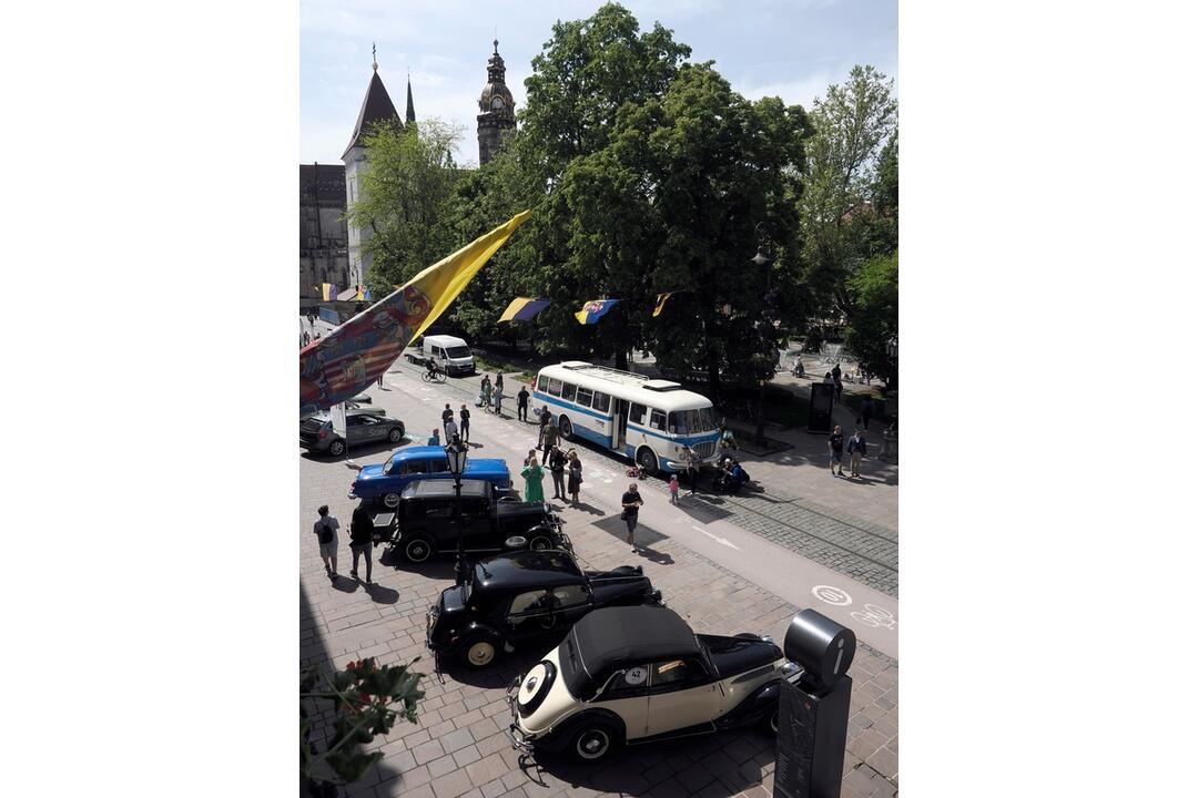 FOTO: Retro atmosféra na Hlavnej ulici. Zaplnili ju dobové veterány, foto 24