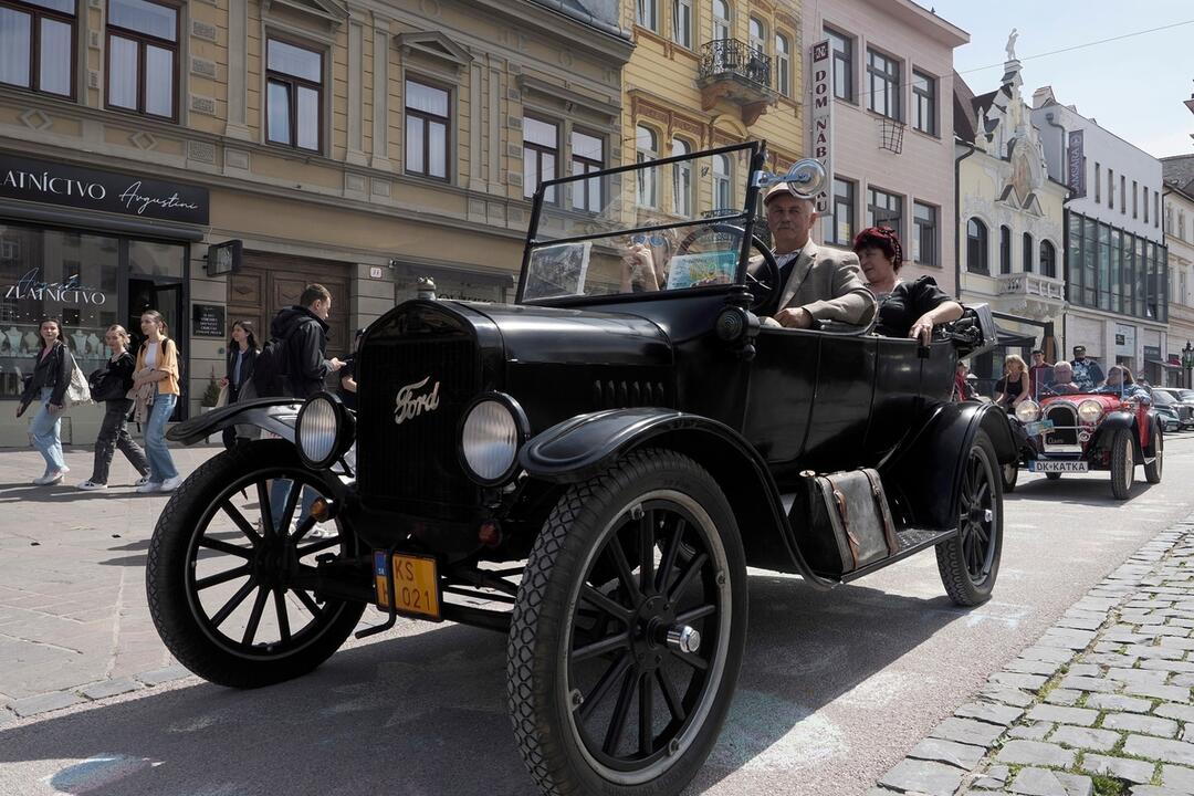 FOTO: Retro atmosféra na Hlavnej ulici. Zaplnili ju dobové veterány, foto 30