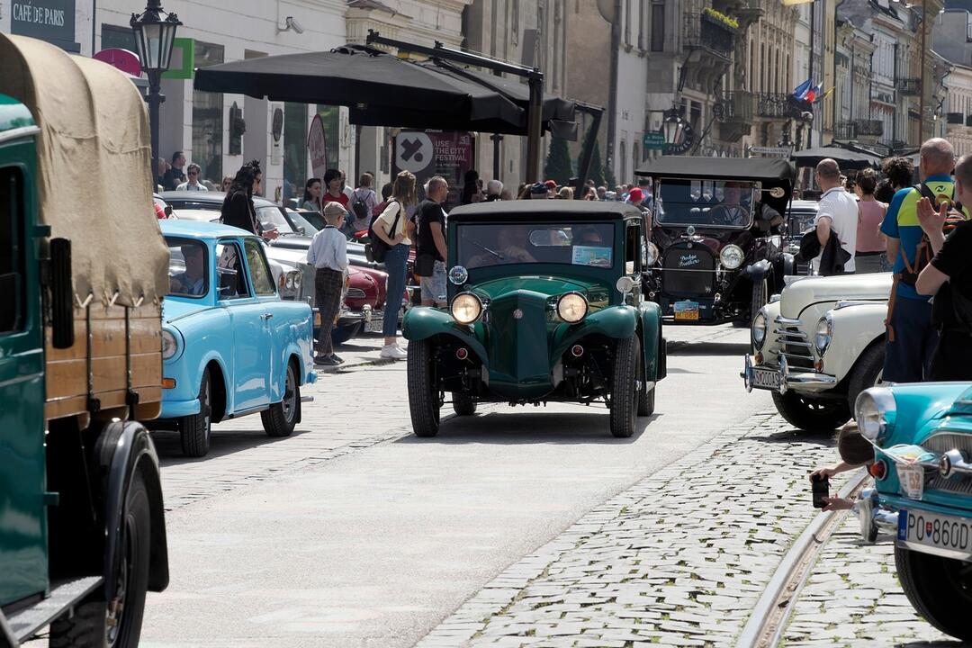 FOTO: Retro atmosféra na Hlavnej ulici. Zaplnili ju dobové veterány, foto 41