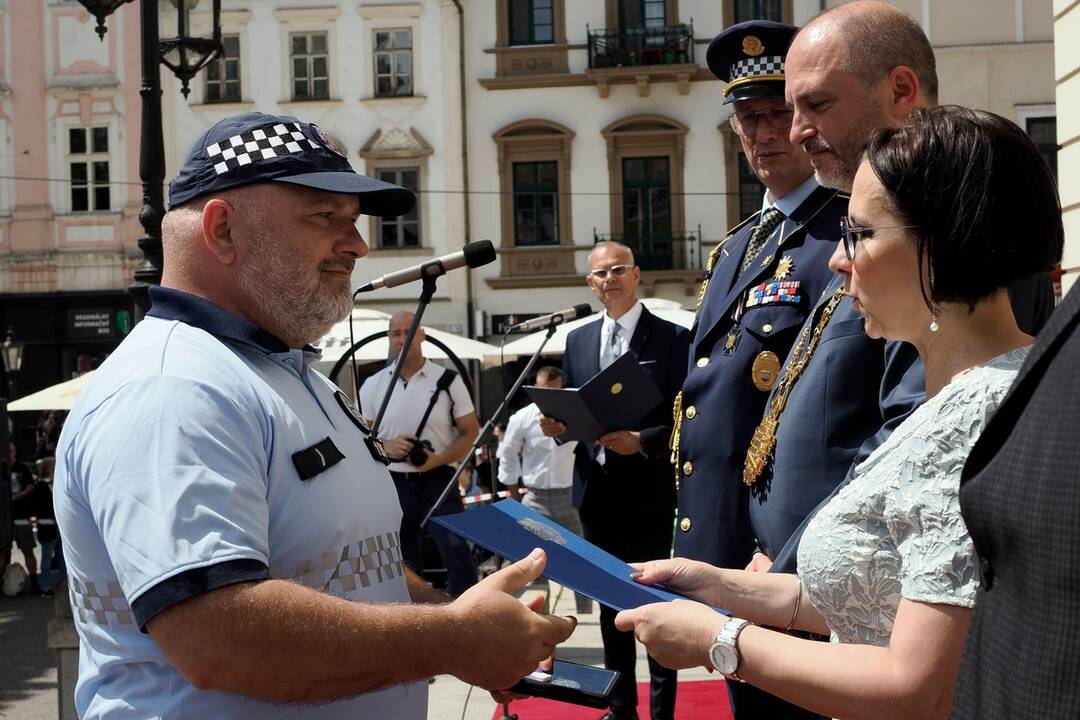 FOTO: Košice ocenili mestských policajtov za ich službu, foto 8