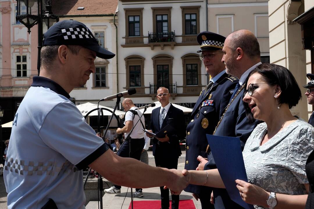 FOTO: Košice ocenili mestských policajtov za ich službu, foto 33