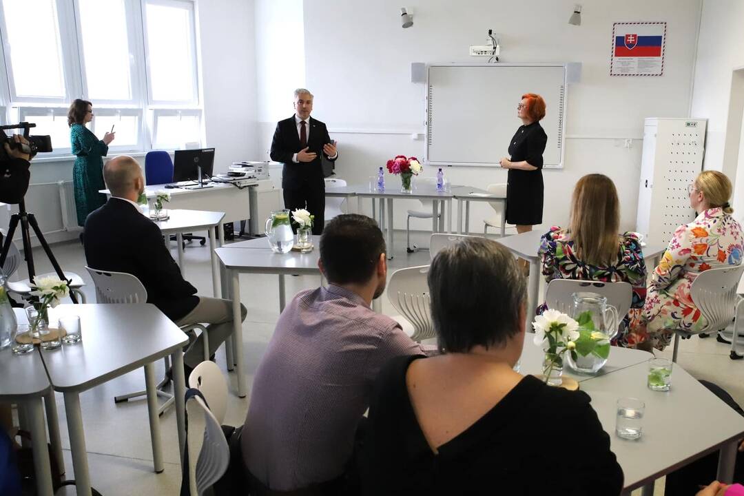 FOTO: Študenti Obchodnej akadémie v Michalovciach sa učia vo vynovených priestoroch, foto 5