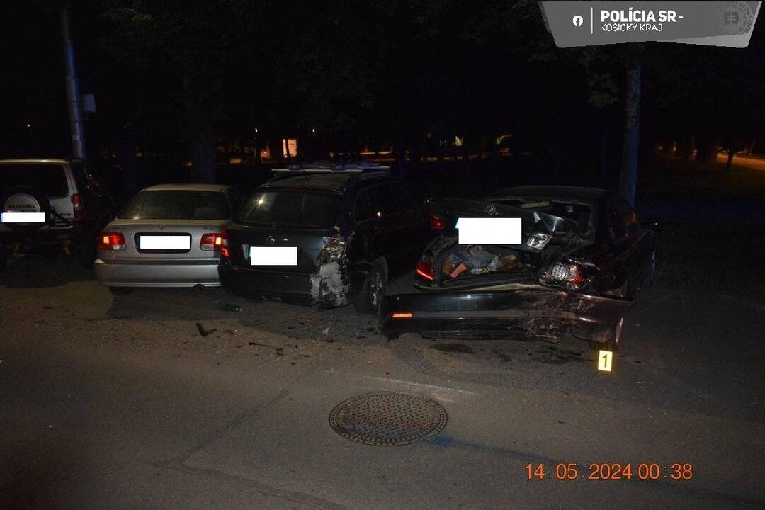 FOTO: Opitá vodička nabúrala na Severe do piatich áut, foto 1