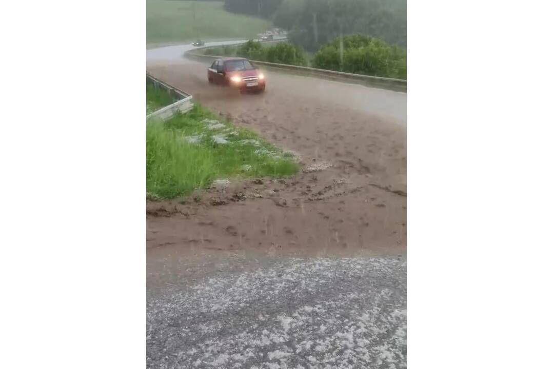 FOTO: Košicami sa v pondelok prehnali krúpy. Ako to tu vyzeralo?, foto 8