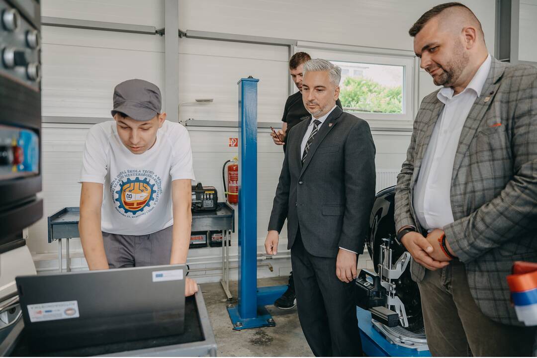 FOTO: Nové autocentrum v Kráľovskom Chlmci poteší motoristov i študentov, foto 4