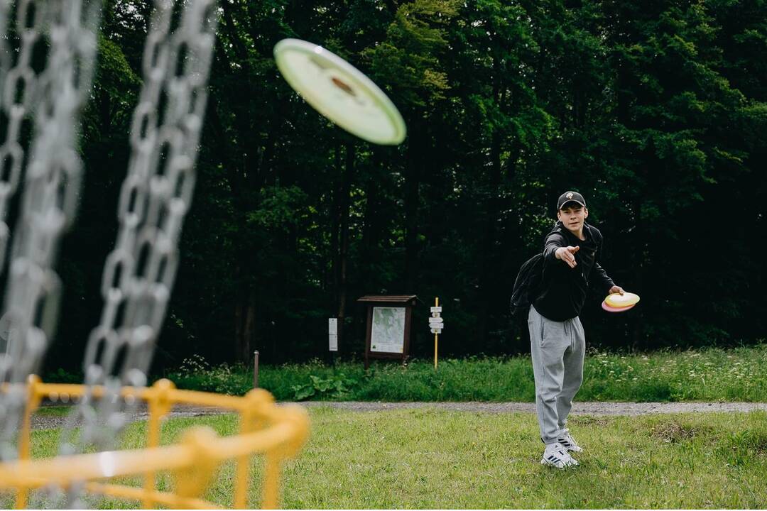 FOTO: Na Jahodnej otvorili novú atrakciu. Je ňou discgolfové ihrisko, foto 2