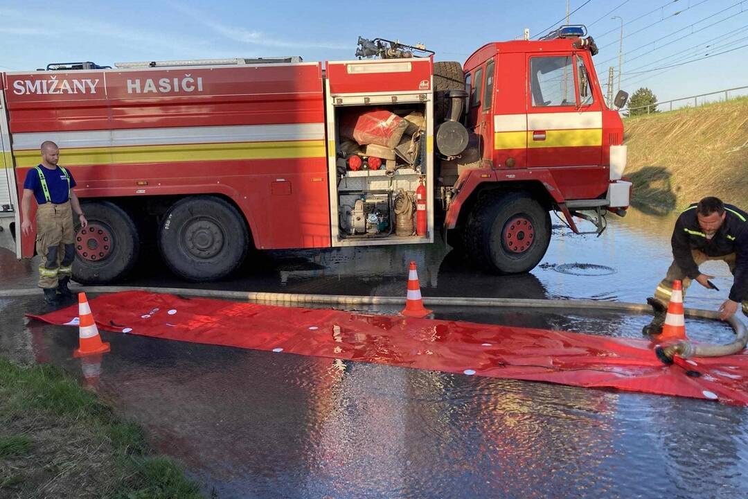 FOTO: Protipovodňové zábrany v Smižanoch pri havárii na vodovodnom potrubí, foto 9