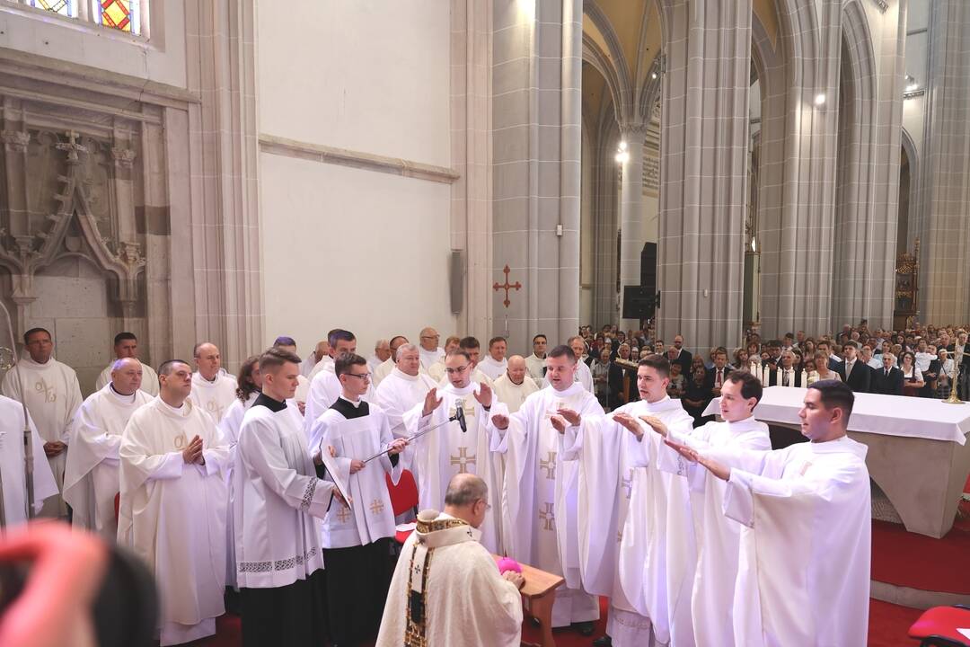 FOTO: Košická arcidiecéza spoznala svojich nových kňazov a diakonov, foto 30