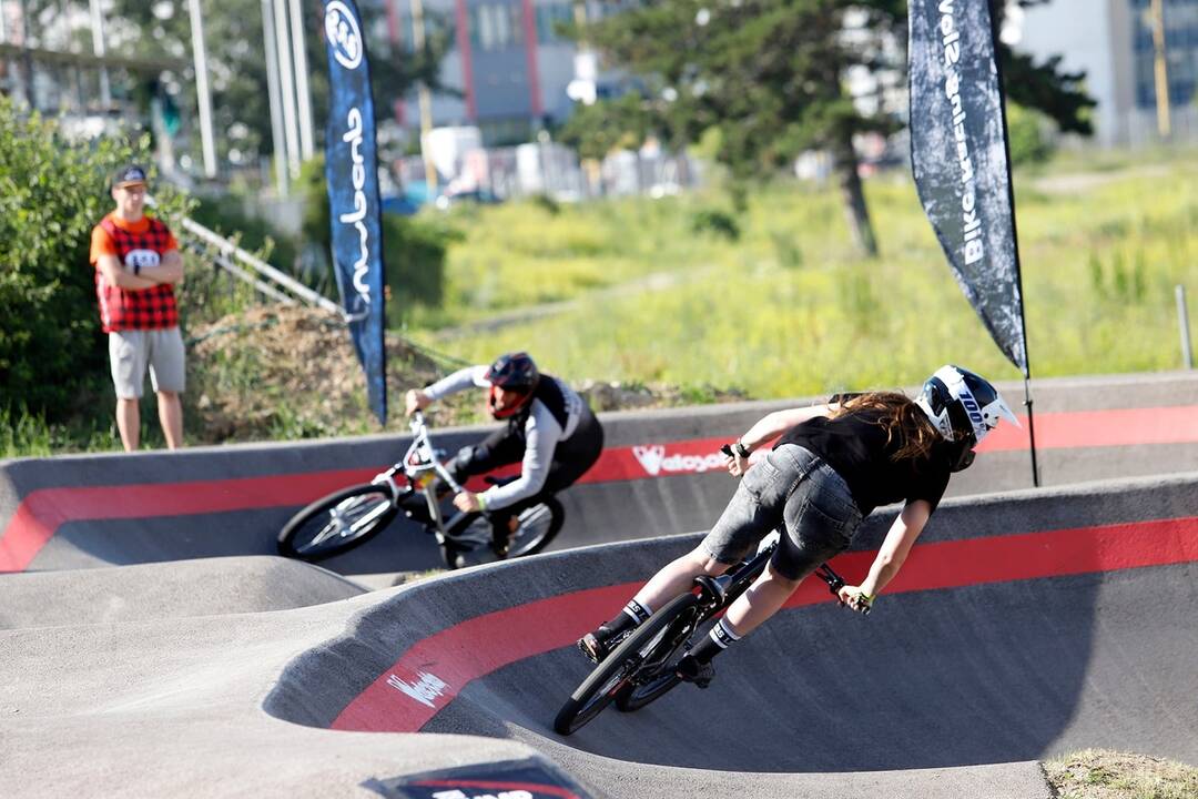 FOTO: Košičania majú nový pumptrack. Otestovali ho profesionálni jazdci, foto 6